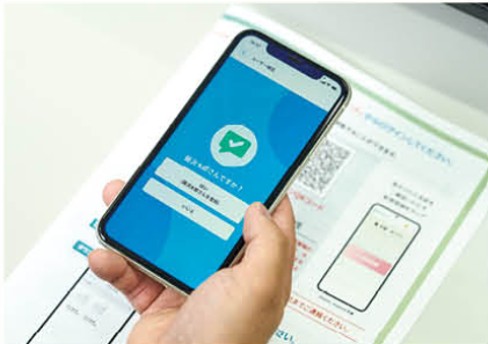 スマホでPAYLYアプリを操作しているイメージ